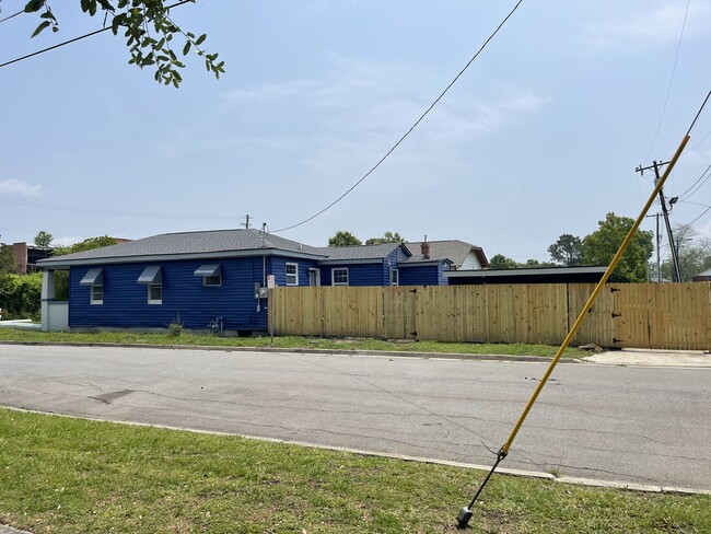 Photo - 801 Rockefeller St