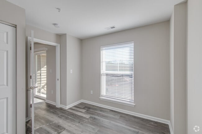 2BR, 1BA - 750SF