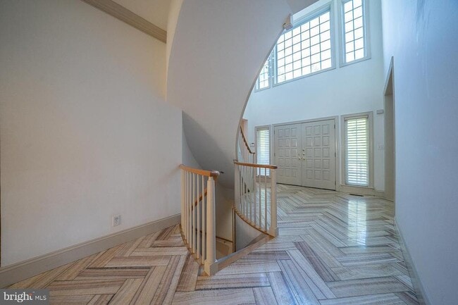 Photo - 707 Canterbury Ln