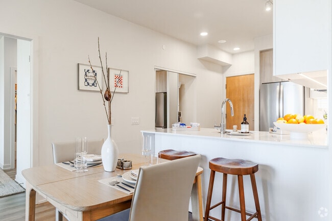 2BR, 2BA - 839 SF - Dining