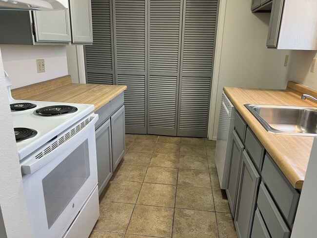 Photo - 307 N 1st St