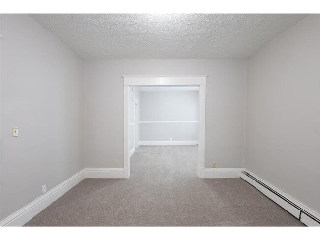 Photo - 678 Hawthorne Ave E