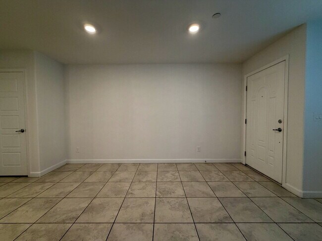 3 BED 2.5 BATH 2 CAR GARAGE TOWNHOME IN HENDERSON CADENCE COMMUNITY FOR RENT!!