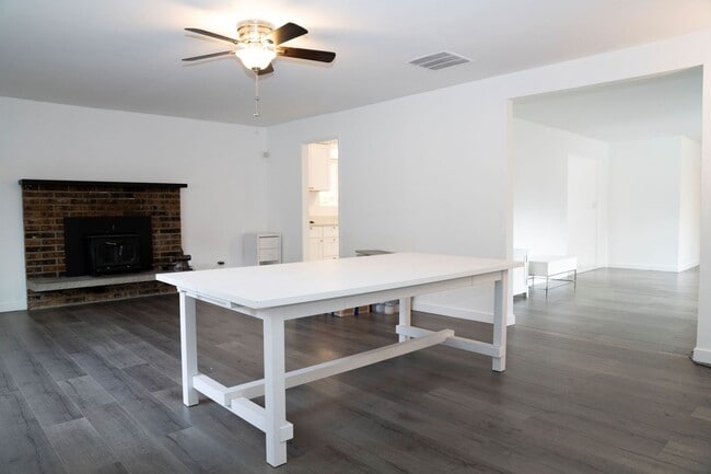 Building Photo - Newly Remodeled and Spacious 3 bedroom 2 b... Rental