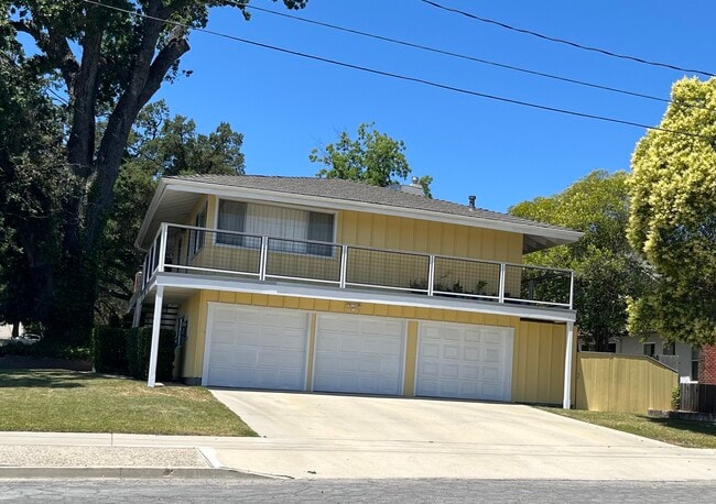 Middle Garage Door. 2 Openers - 513 28th St Unit 2Bed 1Bath Triplex Apt.