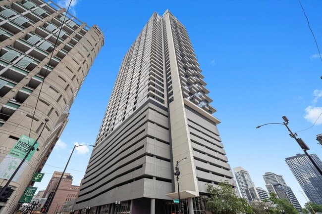 Building Photo - 235 W Van Buren St Unit 2405 Rental