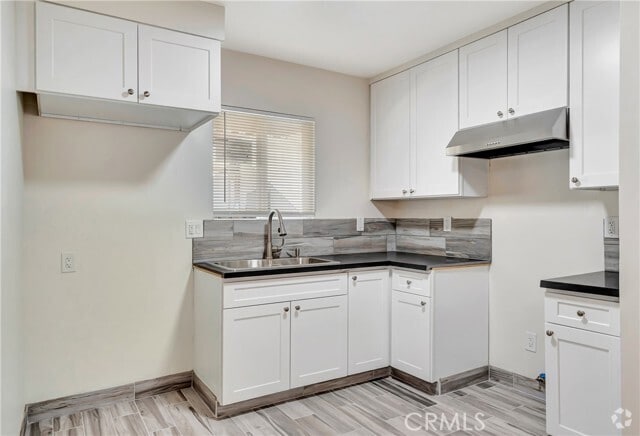 Building Photo - 14233 Sylvan St Rental