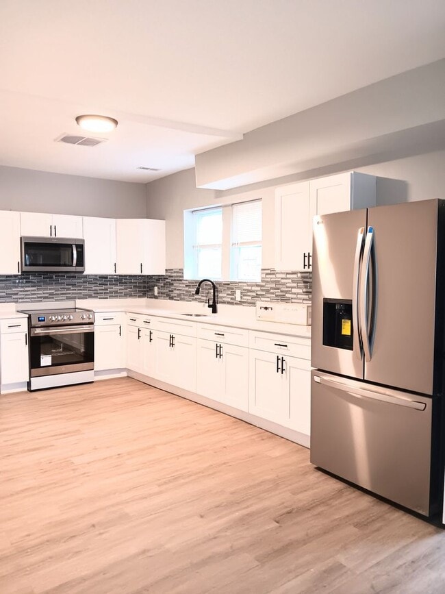 Building Photo - 3721 Main St Unit 2 Front