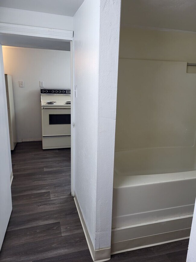 Photo - 305-305 W 11th St Unidad 303 W. 11th Street