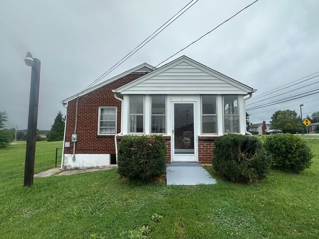 Photo - Brick house in the middle of Rustburg!