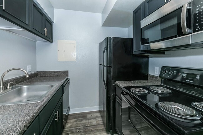 Building Photo - Green Leaf At Broadway Rental