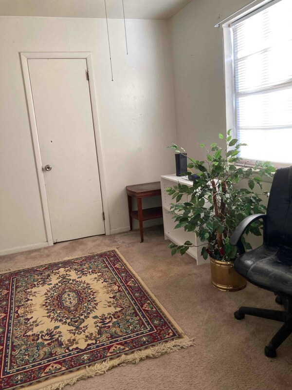 Photo - 5912 Owen St