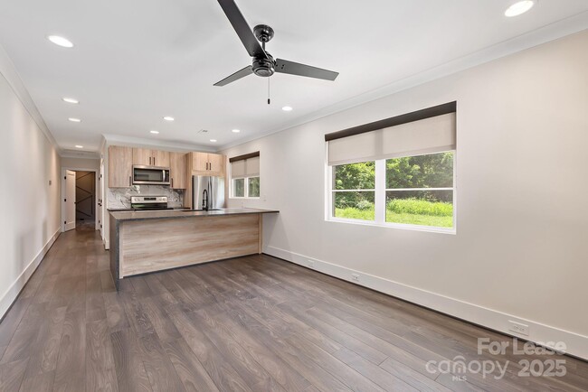 Photo - 1928 W Trade St