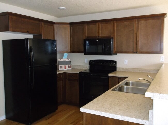 Photo - 3 BEDROOM, 2.5 BATH, 2 CAR ATTACHED GARAGE TOWNHOUSE