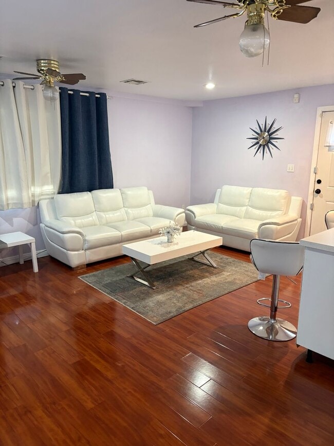 Building Photo - Cozy & Inviting