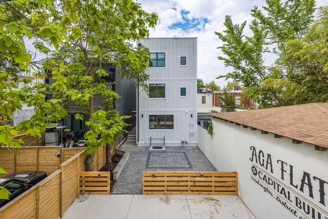 Photo - 727 Kenyon St NW Unit B