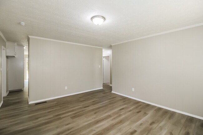Photo - 558 Wavelyn Way