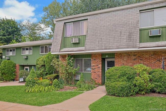 Photo - 121 Coachlight Square
