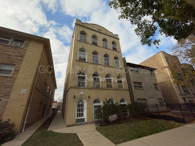 Building Photo - 7512 N Claremont Ave Unit 2