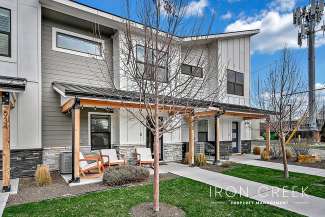Contemporary Townhome Minutes from Downtown - Contemporary Townhome Minutes from Downtown
