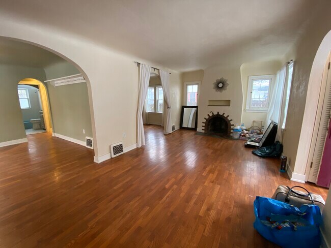 Living room - 421 E Ash St