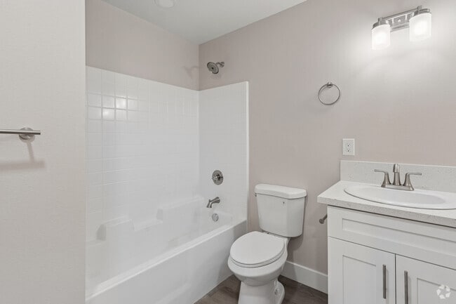 2BR, 2BA - 950SF - Primary Bathroom
