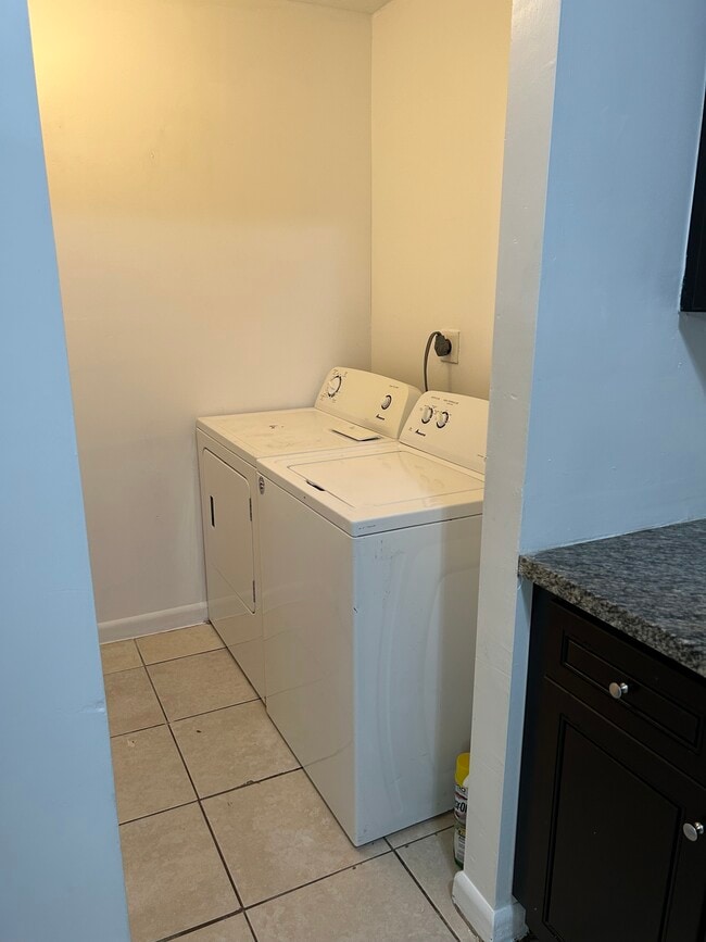 Photo - 5719 NW 27th Ct Unidad 5719 NW 27 Ct