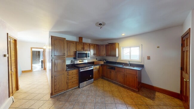 Building Photo - 67 Gore St Unit 2F Rental