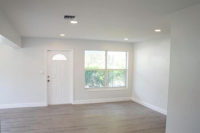 Photo - 530 NE 46th St