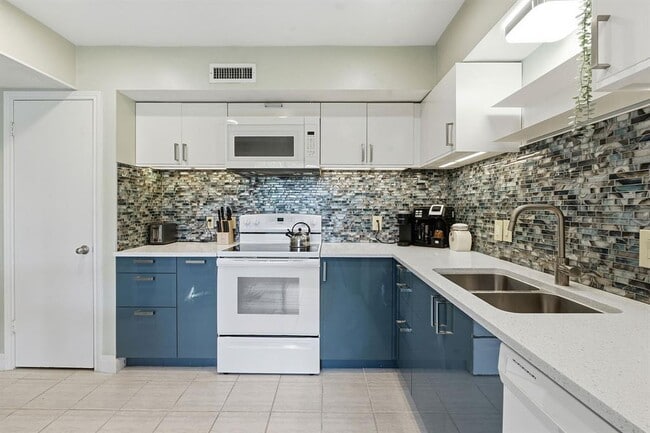 Photo - 112 World of Tennis Sq