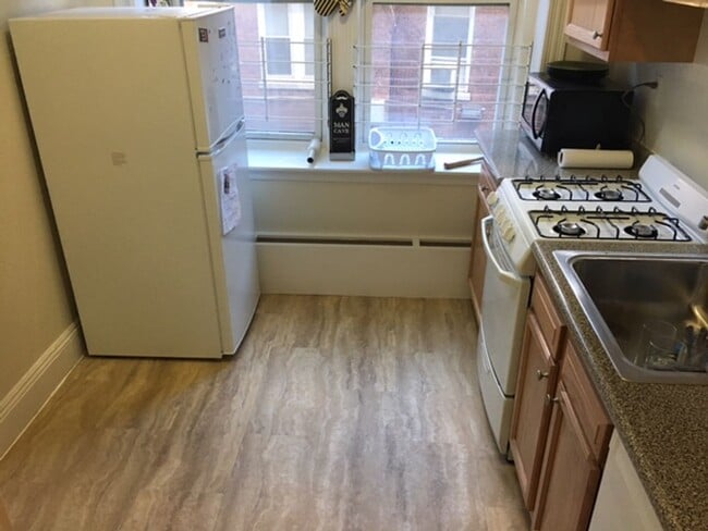 Building Photo - 1BR 1Bth unit. Great location! On T, walk to Whole Foods, restaurants.