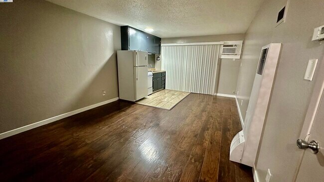 Photo - 200 Leisure Way