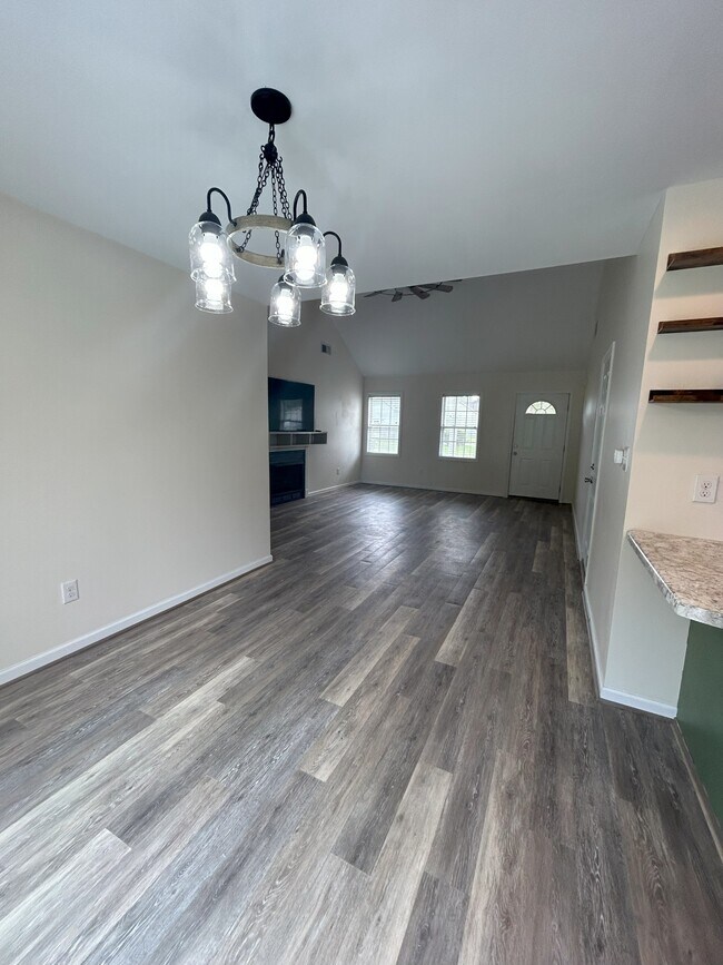 Photo - 312 S Tree Ct