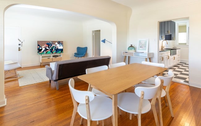 1 Bedroom Dining Room
