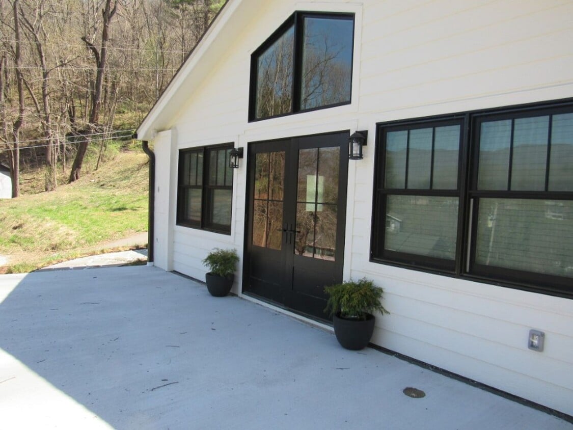 $1,800 - 2 Bed/2Bath Newly Renovated Unfur... - $1,800 - 2 Bed/2Bath Newly Renovated Unfur...