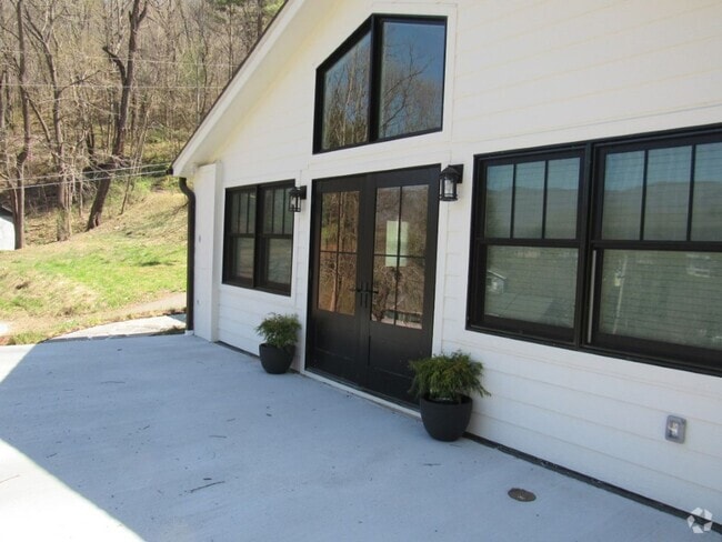 Building Photo - $1,800 - 2 Bed/2Bath Newly Renovated Unfur... Rental