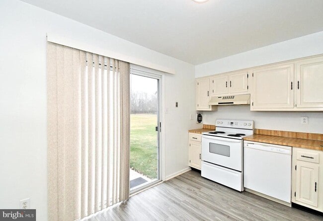 Photo - 592 Wrensong Rd