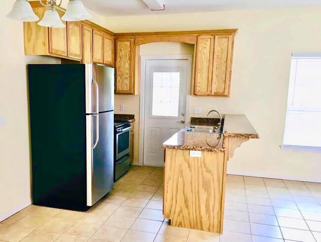 Photo - 2606 Phoenix St