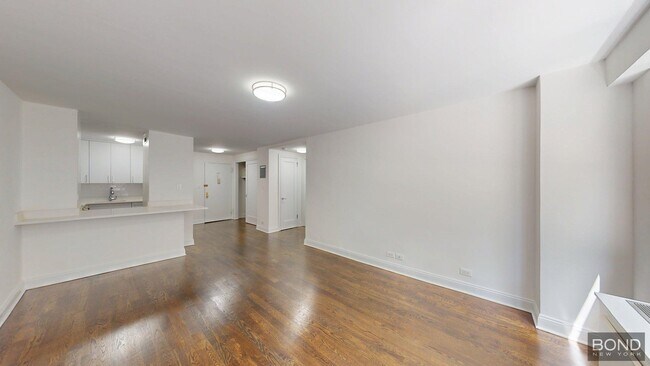Building Photo - 145 E 16th St Unit 2A Rental