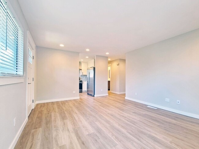 Building Photo - Completely Remodeled! Light Filled Rare Two-Level Duplex Walking Distance to Clinton, Division & ...