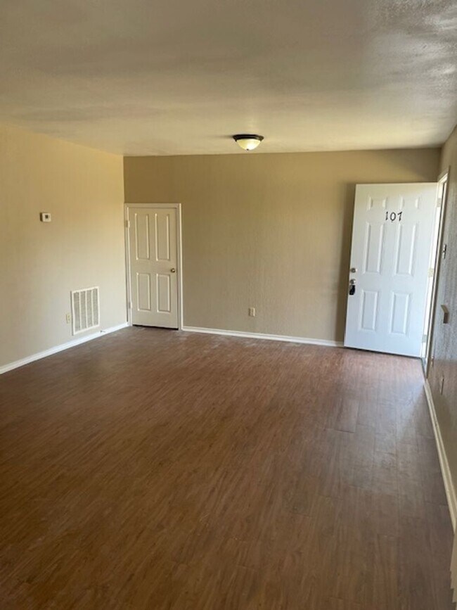 Photo - Spacious 2 Bedroom, 1 Bathroom Apartment