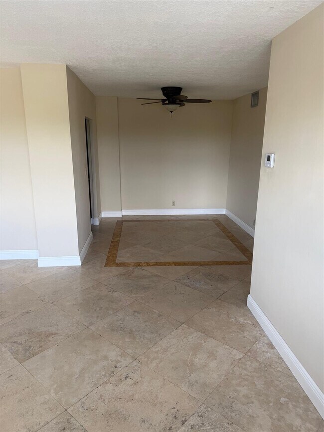 Photo - 2555 NE 11th St Unidad 502