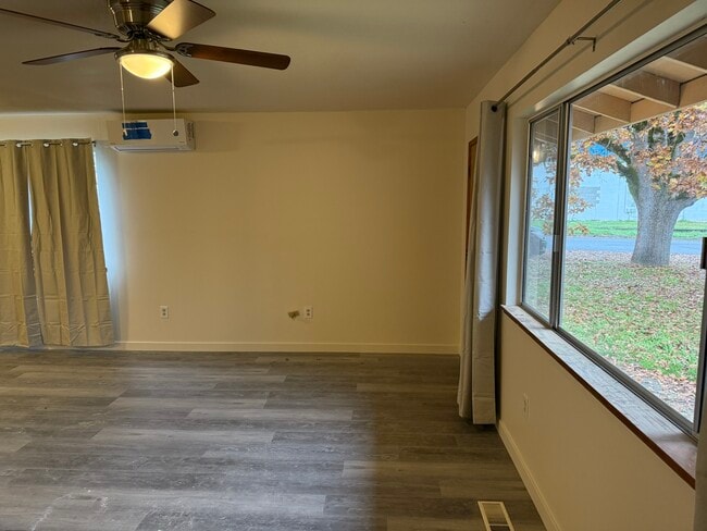 Photo - 1337 SW Foundry St Unit B