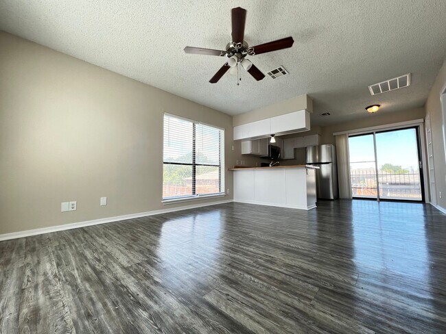 Photo - 2 Bedroom 2 Bath Apartment w/ Washer and Dryer Connections Unidad 28A