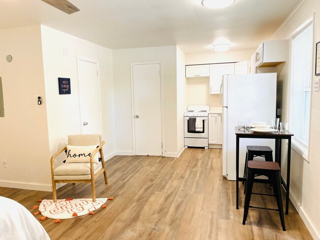 Building Photo - 806 S Elm St Unit ID1296536P Rental