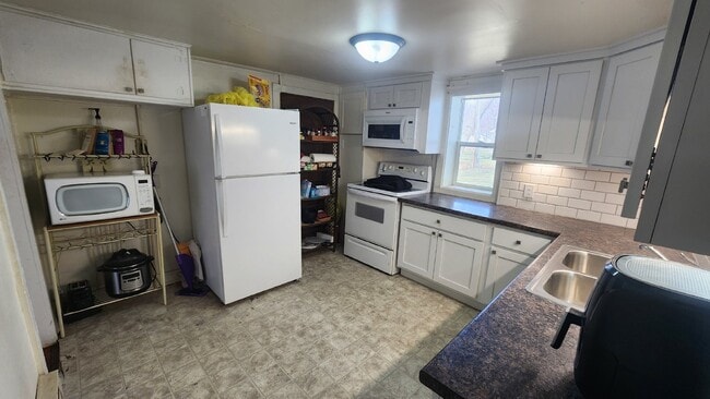 Photo - 2 Bedroom, 1 Bathroom House For Rent - Newly Remodeled Kitchen & Bathroom!