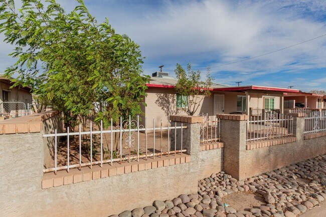 3622 W Sunland Ave