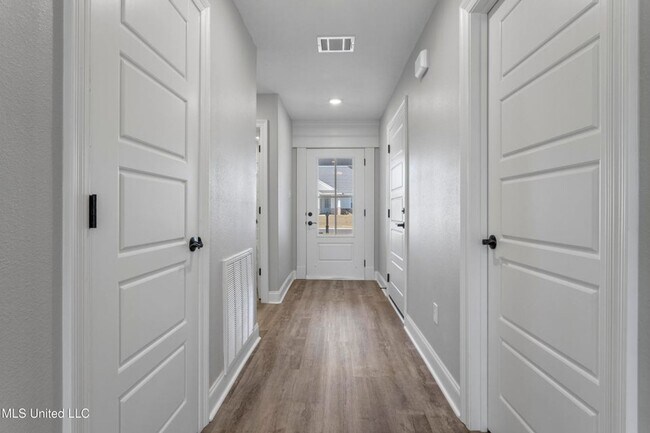 Photo - 3 Bed / 2 Bath Home – Modern Finishes & Convenient Location