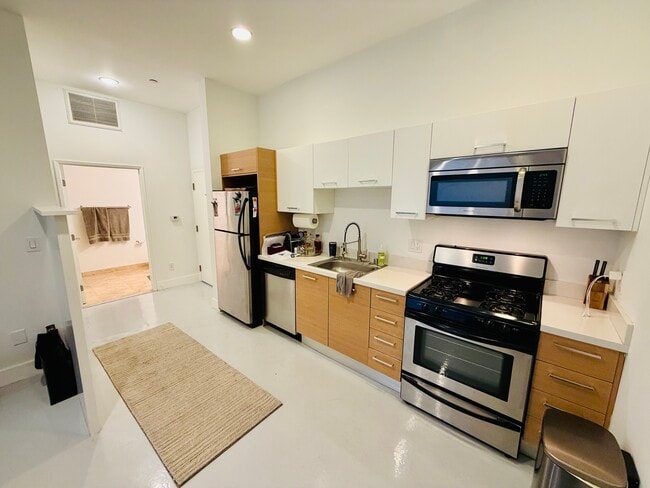 Building Photo - 2216 Main St Unit 202