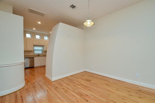 Photo - 11315 S Main St